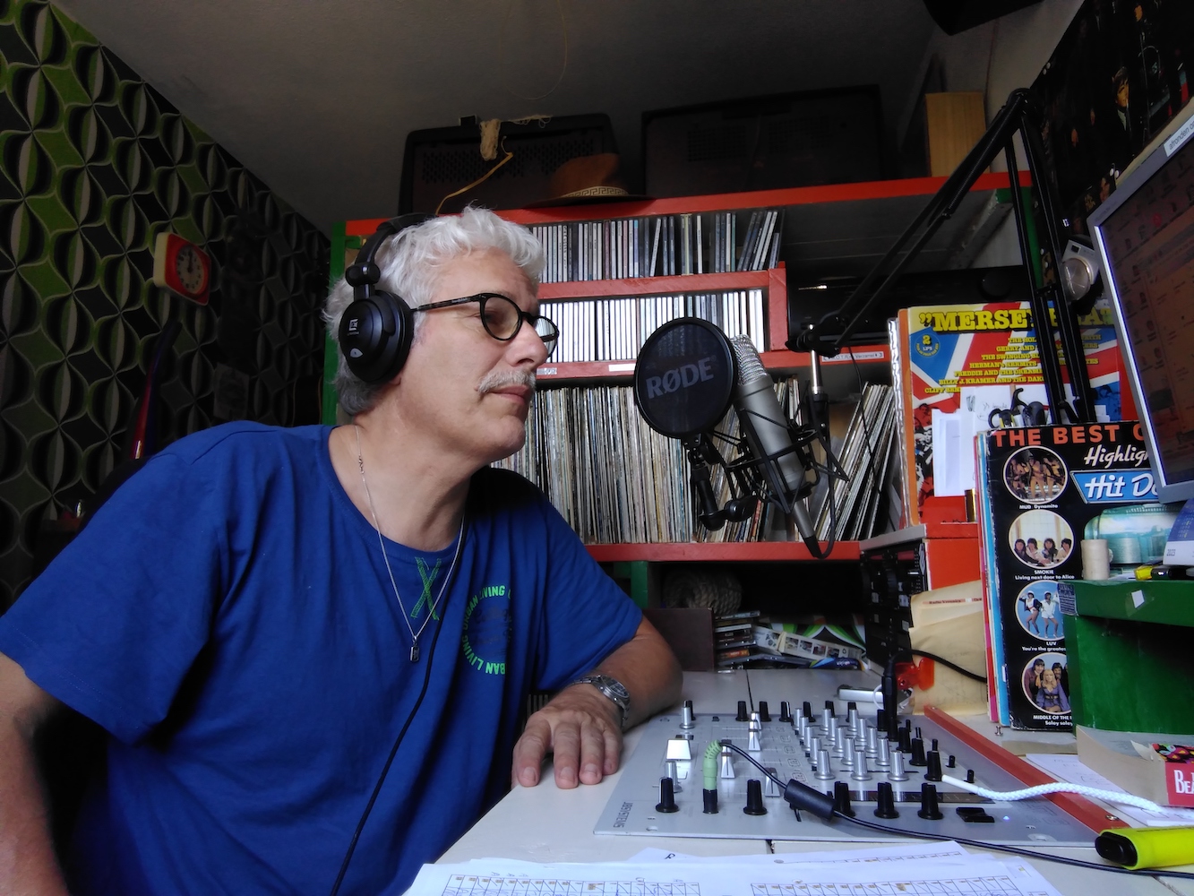 Jan van Weeterloo in zijn radiostudio